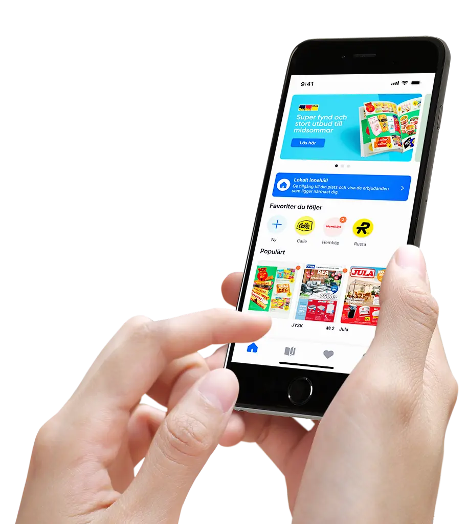 En person håller en smartphone i sin vänstra hand och trycker på skärmen med höger pekfinger. Telefonen visar en shopping- eller erbjudandeapp med färgglada produktbilder och text på svenska.